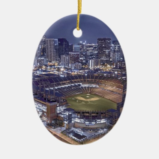Denver-Stadt-Skyline und Coors Feld nachts Keramikornament (Vorne)