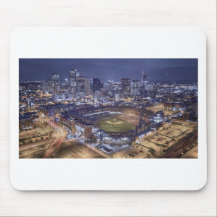 Denver-Stadt-Skyline und Coors Feld nachts Mousepad