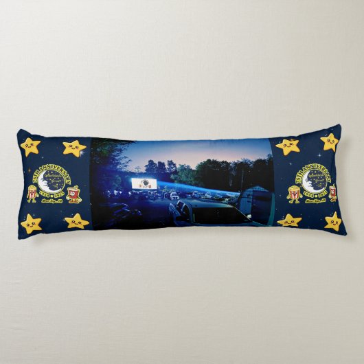 Dependable Drive In 75th Anniversary Body Pillow Seitenschläferkissen (Rückseite)