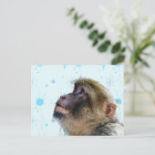 Der Affe blickt auf das moderne Hintergrundbild de Postkarte (Stehend Vorderseite)