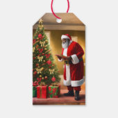 Der afroamerikanische Weihnachtsmann überprüft sei Geschenkanhänger (Vorderseite)