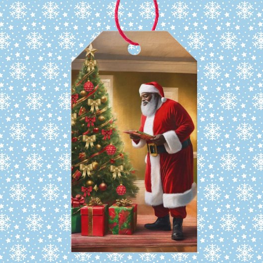 Der afroamerikanische Weihnachtsmann überprüft sei Geschenkanhänger