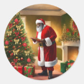 Der afroamerikanische Weihnachtsmann überprüft sei Runder Aufkleber (Vorderseite)