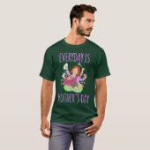 Der Alltag ist der Muttertag lustig T-Shirt (Vorne ganz)