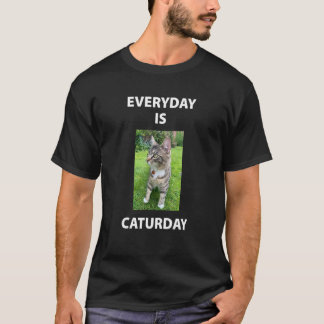 Der Alltag ist die glückliche Katze am Weihnachtst T-Shirt