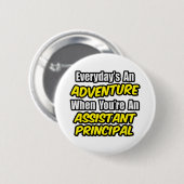 Der Alltag ist ein Abenteuer. Stellvertretender Di Button (Vorne & Hinten)
