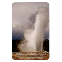 DER ALTE GÜNSTIGE GEYSER IM YELLOWSTONE PARK