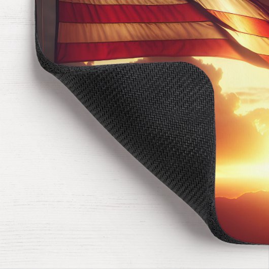 Der amerikanische Soldat würdigt die Flagge Mousepad (Ecke)