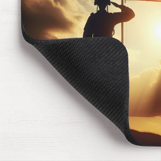 Der amerikanische Soldat würdigt die Flagge Mousepad (Ecke)