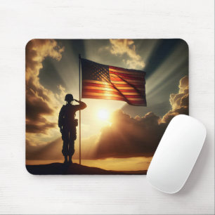 Der amerikanische Soldat würdigt die Flagge Mousepad