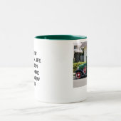 Der antike LKW, DIE BESTEN DINGE IM LEBEN SIND... Zweifarbige Tasse (Mittel)