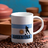 Der argentinische Flag-Fußballspieler verwendet Pu Tasse