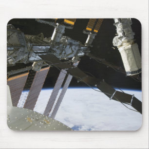 Der Arm der Bemühung unter internationalem Mousepad