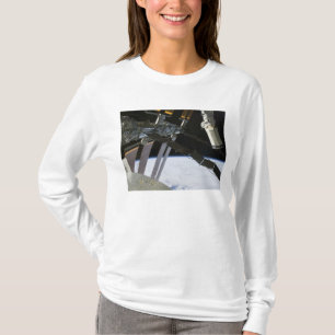 Der Arm der Bemühung unter internationalem T-Shirt