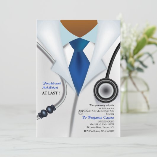 Der Arzt ist in afroamerikanischer Einladung (Stehend Vorderseite)