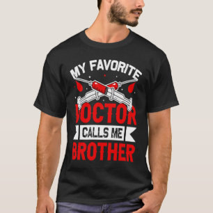 Der Arzt ruft mich als Ärztin an der Brüderschule  T-Shirt
