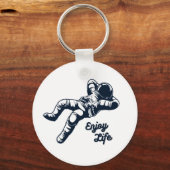 Der Astronaut entspannt sich im Weltraum und spend Schlüsselanhänger (Vorderseite)