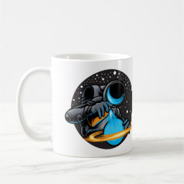 Der Astronaut zeichnet den Planeten Kaffeetasse