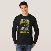 Der Bagger Ruft Ich Muss Gehen Bagger Bauen T-Shirt (Vorne ganz)