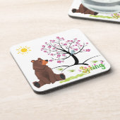 Der Bär beobachtet den blühenden Baum und den blüh Getränkeuntersetzer (Linke Seite)