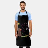 Der Bär beobachtet den blühenden Baum und den blüh Schürze (Getragen)