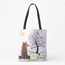 Der Bär beobachtet den blühenden Baum und den blüh