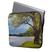 Der Baum auf der Bank Laptopschutzhülle (Vorderseite Links)