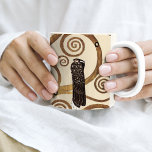 Der Baum des Lebens von Gustav Klimt Zweifarbige Tasse<br><div class="desc">Eine schöne Tasse mit dem symbolischen Gemälde von Gustav Klimt (1862-1918),  Der Baum des Lebens (C.1909). Ein abstrakte eines Baumes mit wirbelnden Ästen. Eines von drei Kunstwerken der Stoclet-Frieze,  die für das Palais Stoclet in Brüssel,  Belgien,  in Auftrag gegeben wurde.</div>