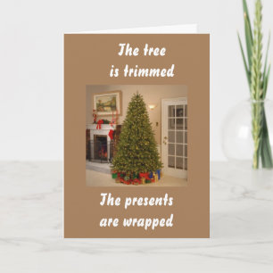 DER BAUM IST TRIMMED-READS FÜR FEIERCHRISTMAS. FEIERTAGSKARTE