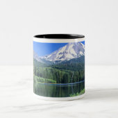Der Berg Lassen erhebt sich über dem Manzanita-See Zweifarbige Tasse (Mittel)