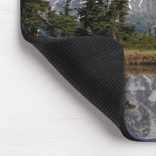 Der Berg Rainier spiegelt sich im Bergsee wider Mousepad (Ecke)
