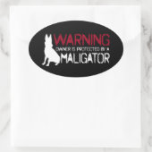 Der Besitzer der Warnung wird von einem Maligator  Ovaler Aufkleber (Tasche)