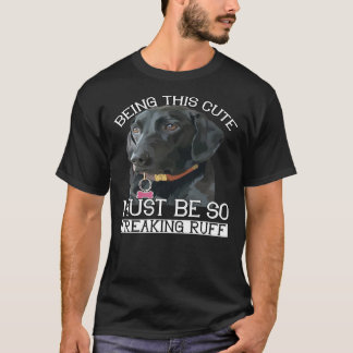 Der Besitzer des schwarzen Labradors Hundes, der s T-Shirt