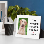 Der beste Hund-Vater der Welt für individuelles Fo Fotoplatte<br><div class="desc">Diese schlichte und moderne Foto-Plakette verfügt über ein porträtförmiges Foto mit einer benutzerdefinierten Formulierung "The World's Best Dog Vater" mit Namen(en) von Hundewelpen im modernen Schwarz-Stil mit niedlichen Pfotendrucken,  rotem Herzinfarkt und Personalisierung des Hundennamens. Macht ein großes Vatertagsgeschenk aus Vaters Furbaby!</div>