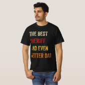 Der beste Sheriff und noch besser der Vater T-Shirt (Vorne ganz)