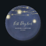 Der beste Tag je Hochzeit Mason Jar und String Lig Pappteller<br><div class="desc">Best Day Ever - Mason Jar und String Lights auf Navy Blue Night Sky Hochzeitsempfang Cocktail Party Teller. Diese Teller können individuell auf Braut- und Bräutigamen sowie das Hochzeitstag angepasst werden.</div>