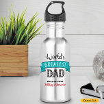 Der Bestste Vater der Welt, Cooles, kühne, moderne Edelstahlflasche<br><div class="desc">"Der Bestste Vater der Welt." Lass Vater weiß, was du wirklich von ihm hältst. Zeit für ihn, nach einem Training mit dieser coolen Wasserflasche, die moderne schwarze, rote und weiße Typografie und ein aquamarin blaues Banner auf einem rostfreien Stahlhintergrund zeigt, seinen Durst zu stillen. Passen Sie mit dem (den) Kindernamen...</div>