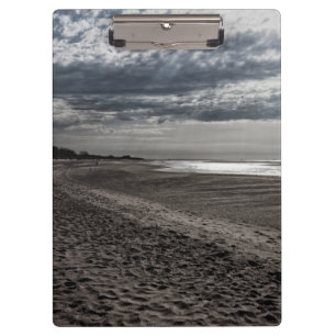 Der bewölkte Strand an der Nordsee Klemmbrett