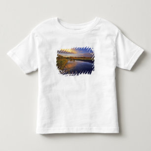 Der Big Hole River im letzten Licht bei Jackson Kleinkind T-shirt