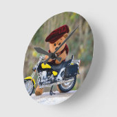 Der Biker - Teddy - Runde Wanduhr (Winkel)