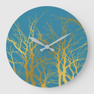 Der blaue Hintergrund der Zweige des Golden Trees Große Wanduhr