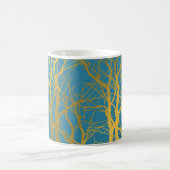 Der blaue Hintergrund der Zweige des Golden Trees Kaffeetasse (Mittel)