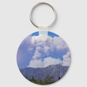 Der Blick auf die Hügel und die Rauchwolken_ Schlüsselanhänger