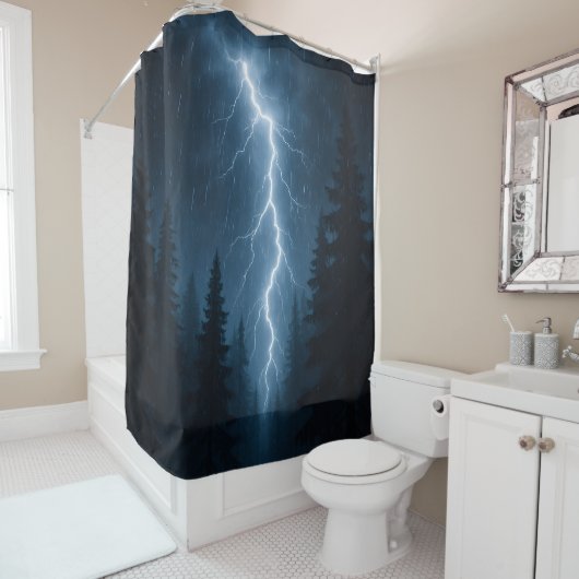 Der Blitz schlägt nachts einen Wald an Duschvorhang (Beispiel)