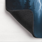 Der Blitz schlägt nachts einen Wald an Mousepad (Ecke)
