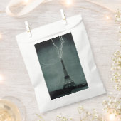 Der Blitz trifft auf den Eiffelturm Geschenktütchen (Ausgeschnitten)
