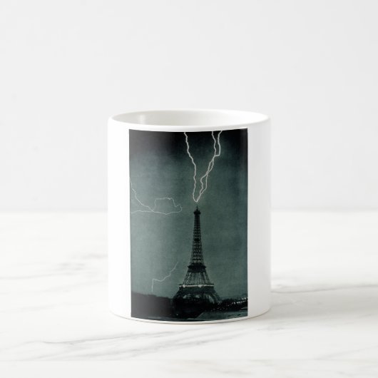 Der Blitz trifft auf den Eiffelturm Kaffeetasse (Mittel)