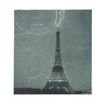 Der Blitz trifft auf den Eiffelturm