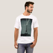 Der Blitz trifft auf den Eiffelturm T-Shirt (Vorne ganz)