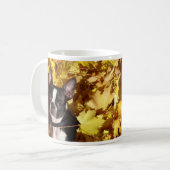 Der Boston-Terrier-Hund, der bis zum Herbst Kaffeetasse (Vorderseite Links)